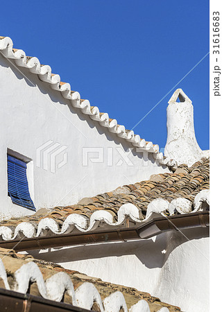 青空と煙突のあるスペイン家屋の屋根風景 31616683