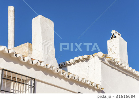 青空と煙突のあるスペイン家屋の屋根風景 31616684