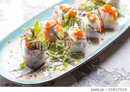 spring rolls with caviar 31617314
