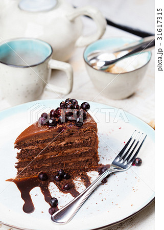 Chocolate-berry cake 31617315