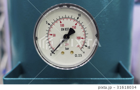 Presure gauge / gage in stall in a pressured tank Presure gauge / gage in stall in a pressured tank 31618034