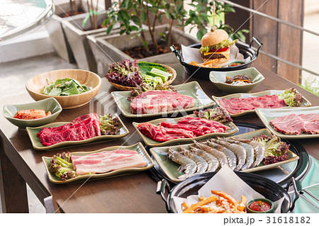 おしゃれな韓国レストラン 焼き肉パーティー テーブル バルコニー席の写真素材