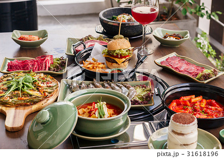 おしゃれな韓国レストラン 焼き肉パーティー テーブル バルコニー席の写真素材