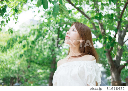 女性　新緑 31618422