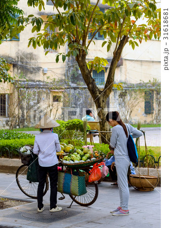 Street vendor Street vendor 31618681