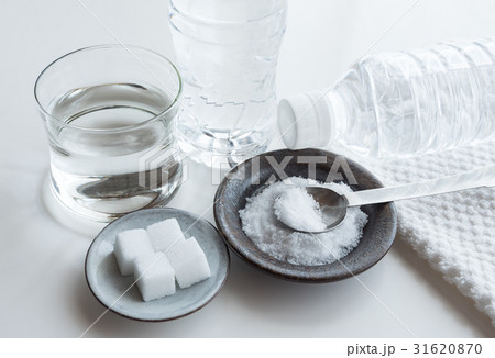 水　ミネラルウォーター　水分補給　経口補水液 31620870