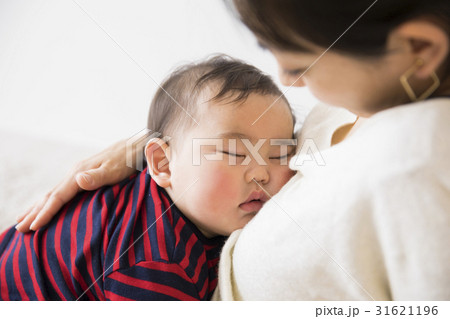 子供を寝かしつけるお母さん 子供を寝かしつけるお母さん 31621196