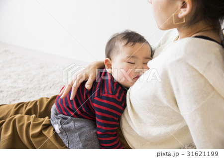 子供を寝かしつけるお母さん 子供を寝かしつけるお母さん 31621199