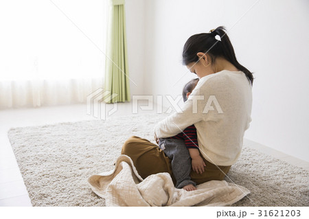 子供を寝かしつけるお母さん 子供を寝かしつけるお母さん 31621203