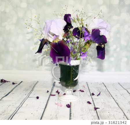 A picturesque bouquet with irises and wildflowers  31621342