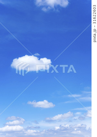 青空　空　雲　初夏の空　背景　背景素材　6月　コピースペース 31622603