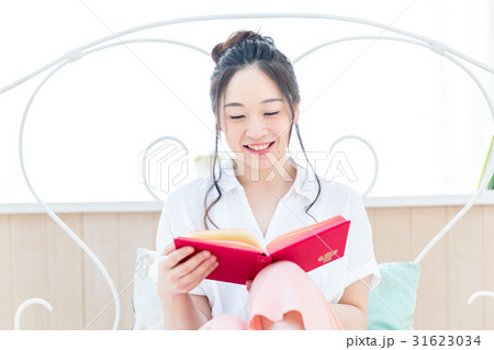 若い女性、ベッド、読書 若い女性、ベッド、読書 31623034