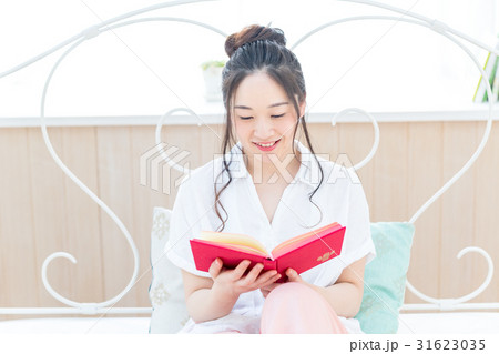 若い女性、ベッド、読書 若い女性、ベッド、読書 31623035