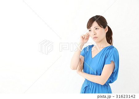悩む女性 31623142