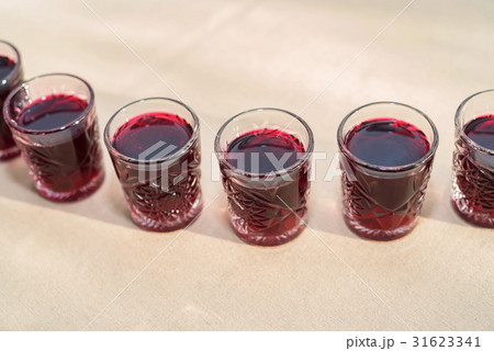 Many alcoholic drinks with crainberries Many alcoholic drinks with crainberries 31623341