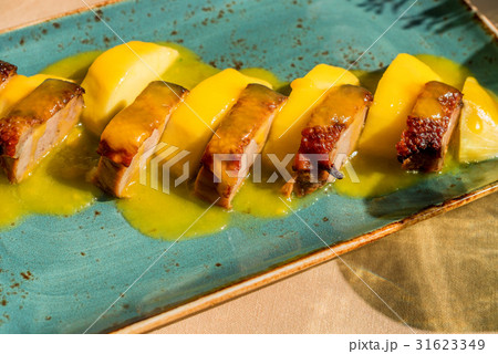 Roast duck with mango 31623349