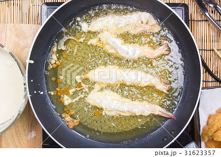 Chef frying shrimp Tempura Chef frying shrimp Tempura 31623357