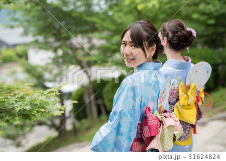 観光を楽しむフランス人女性と日本人女性 観光を楽しむフランス人女性と日本人女性 31624824