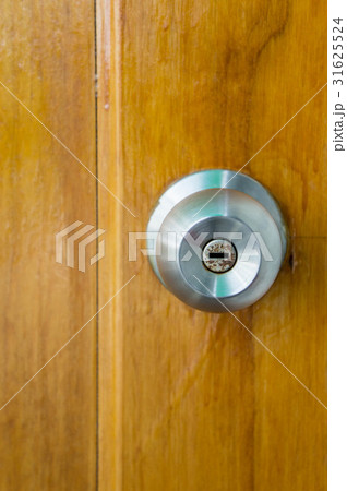 door knob wood backgrond , basic wood door 31625524