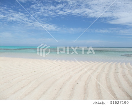 与論島　幻の島　百合ヶ浜に上陸　波の跡　海と空 31627190