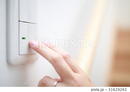 電気 スイッチ (ボディパーツ 人物 女性 ママ 母親 on off 電源 手 指 片手 左手) 31629263