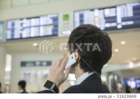 空港で電話をかけるビジネスマン 31629869