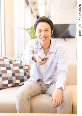 チャンネルを変える20代男性 31630026
