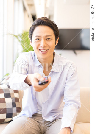 チャンネルを変える20代男性 31630027