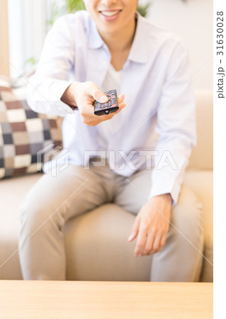 チャンネルを変える20代男性 31630028