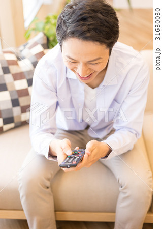 チャンネルを変える20代男性 31630030