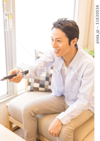 DVDを再生する20代男性 31630036