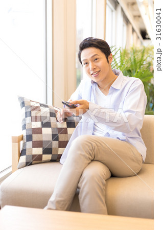 チャンネルを変える20代男性 31630041