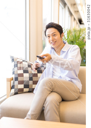チャンネルを変える20代男性 31630042