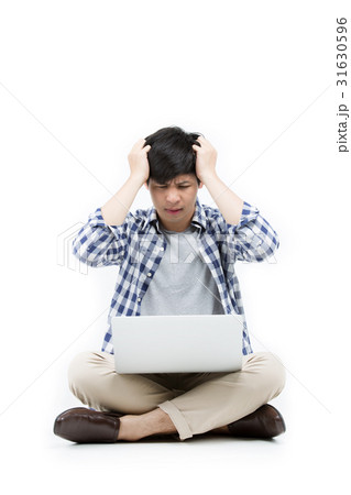 Asian upset man sitting on the floor with laptop 31630596