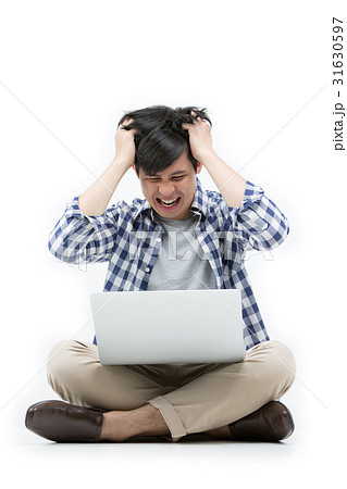 Asian upset man sitting on the floor with laptop 31630597