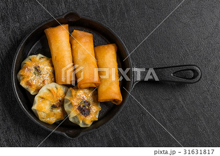 春巻きと焼きシューマイ　 spring roll and steamed meat 31631817