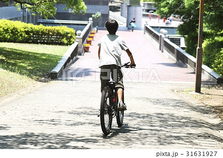自転車に乗る少年の写真素材