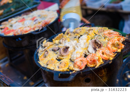 Thai-style takoyaki with seafood Thai-style takoyaki with seafood 31632223