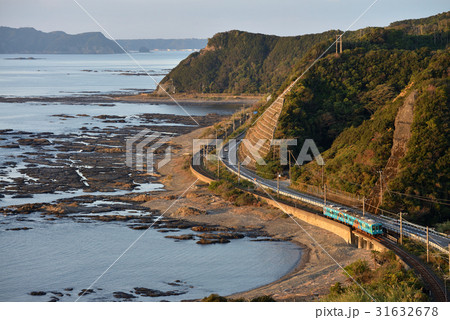 南紀の海沿いを行くローカル電車 31632678