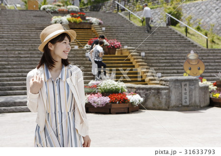 伊香保を楽しむ若い女性 31633793