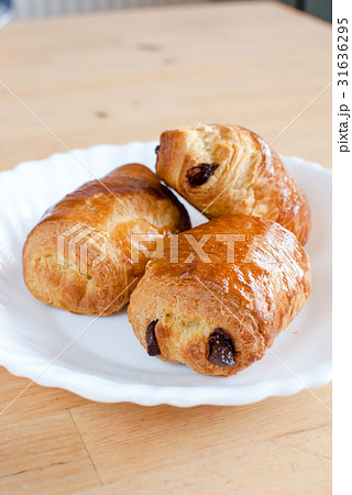 白い皿にのせられた三つのパンオショコラ 31636295