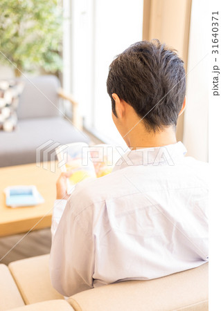 30代男性のリラックスした休日、後姿 31640371
