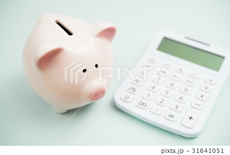 ブタの貯金箱と電卓 ブタの貯金箱と電卓 31641051
