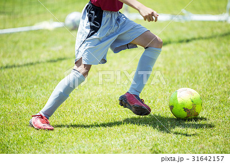 ジュニアサッカー練習風景 ドリブルする少年の写真素材