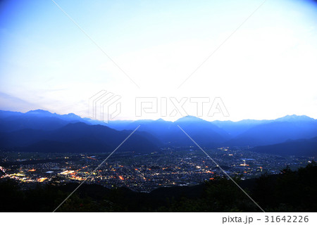 大町市　夜景　コピースペース　快晴　長野県　鷹狩山　北アルプス　蓮華岳　爺ヶ岳　北葛岳　光　町の灯 31642226