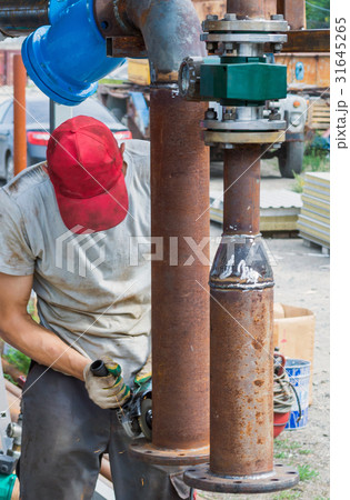 Man using angle grinder 31645265
