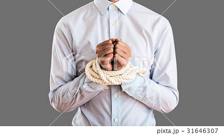 ロープで手を縛られたビジネスマン 31646307