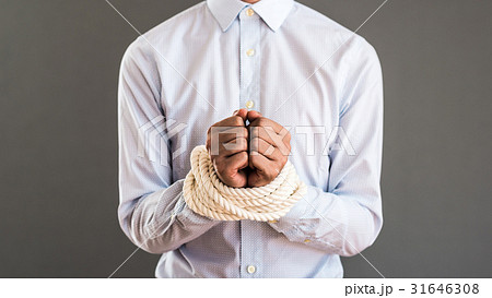 ロープで手を縛られたビジネスマン 31646308