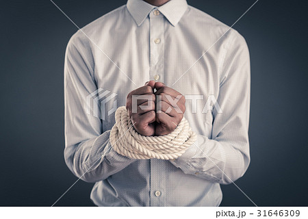 ロープで手を縛られたビジネスマン ロープで手を縛られたビジネスマン 31646309