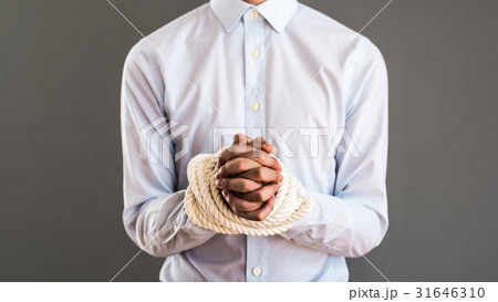 ロープで手を縛られたビジネスマン 31646310